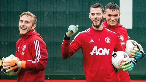 De Gea và Henderson an ủi thủ môn MU phải sớm giải nghệ