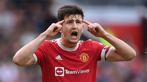 Neville cãi nhau với fan MU vì Maguire