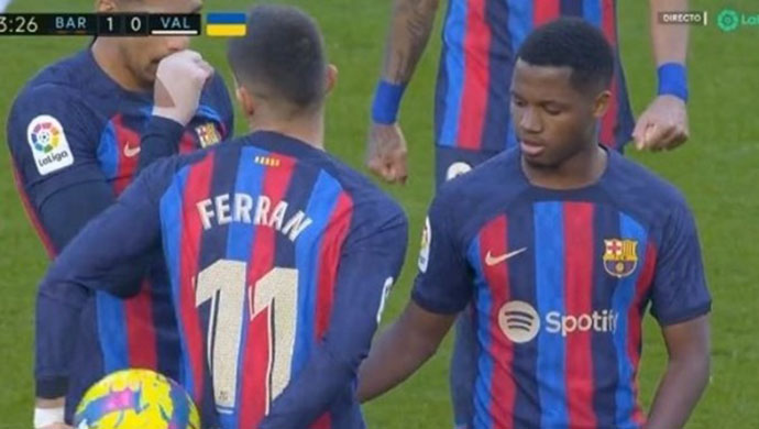 Hai ngôi sao Barca tranh nhau penalty rồi đá ra ngoài