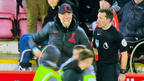 Fan Liverpool chạy vào sân va chạm với Robertson khiến Klopp nổi khùng
