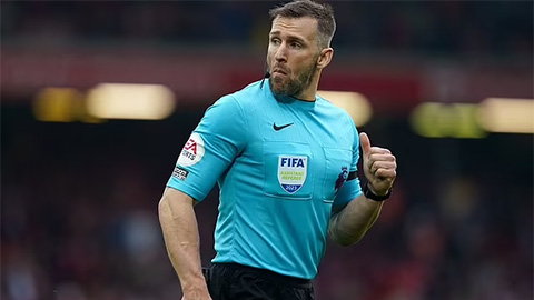 FA không phạt trọng tài thúc ‘cùi chỏ’ Robertson
