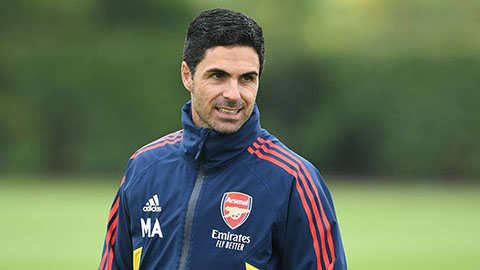 Arteta phản ứng thế nào khi Arsenal đầu hàng cuộc đua với?