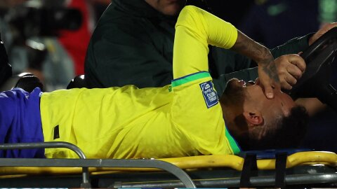 Vì sao Neymar phải khóc?