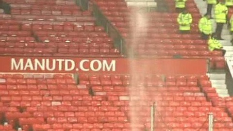 Thảm họa Old Trafford, CĐV MU ‘ướt như chuột lột’ vì mái dột