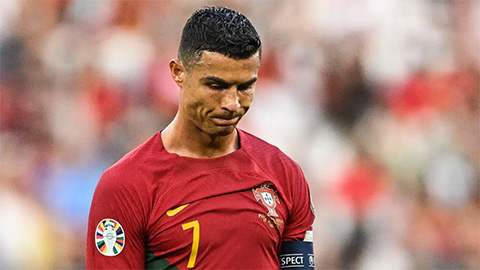 Dalot đụng vào ‘tổ kiến lửa’ Ronaldo