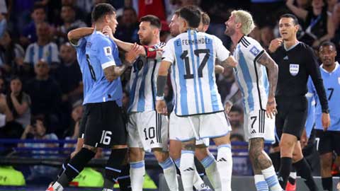 Cận cảnh Messi chơi cùi chỏ, bóp cổ cầu thủ Uruguay