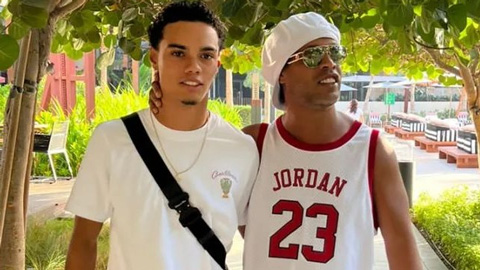Con trai Ronaldinho mất hút ở Barca