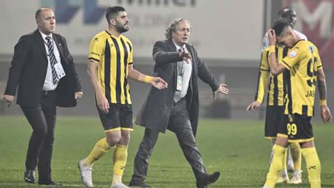 Choáng với Chủ tịch CLB Thổ Nhĩ Kỳ xuống sân yêu cầu các cầu thủ bỏ trận đấu