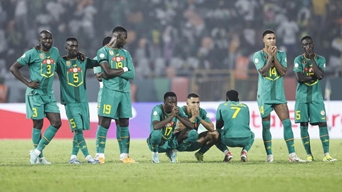 Cặp cầu thủ Senegal bị cho là ‘diễn’ cảnh ngôn tình