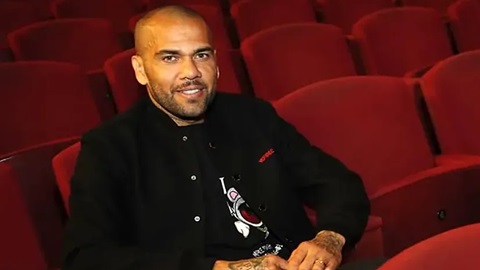 Barca tự biến mình thành trò cười vì Dani Alves