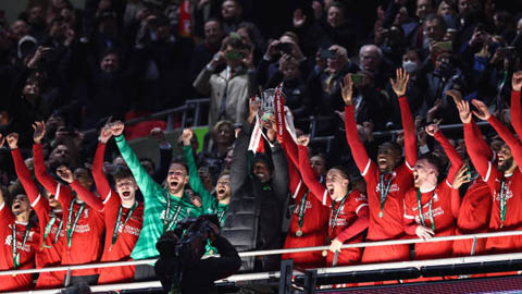 Vô địch Cúp Liên đoàn, Liverpool chính thức cho MU ‘ngửi khói’