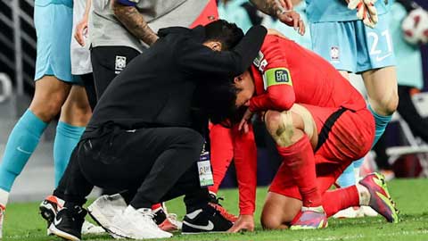 Son Heung Min quỳ xuống sân, cúi mặt bật khóc sau khi giúp Hàn Quốc hạ Australia