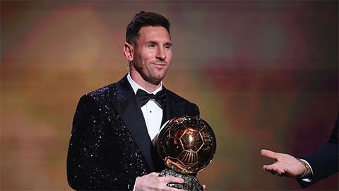 Messi tặng Quả Bóng Vàng thứ 8 cho Barca