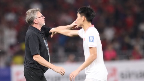Hai cầu thủ trẻ Việt Nam mắc sai lầm dẫn đến bàn thua 
