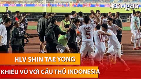 HLV Shin Tae Young khiêu vũ với các cầu thủ Indonesia sau chiến thắng