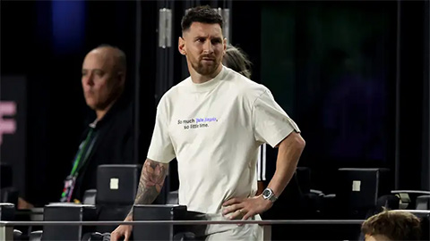 Messi xuống sân, ‘sửng cồ’ với HLV đối phương
