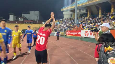 Phan Văn Đức ăn mừng chiến thắng nhưng không quên cúi đầu chào CĐV đội bóng cũ SLNA